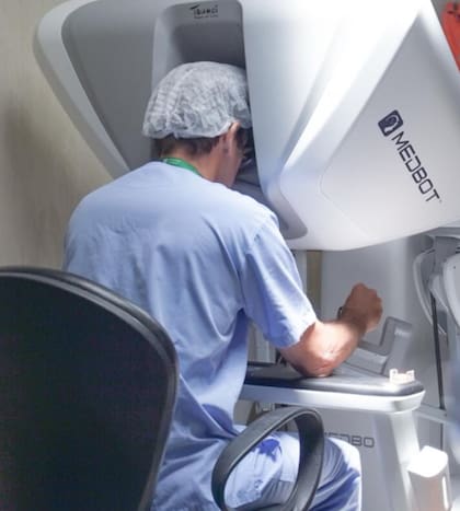 “Los robots funcionan en un modo “amo–esclavo”: responden a las acciones del cirujano responsable de cada procedimiento".