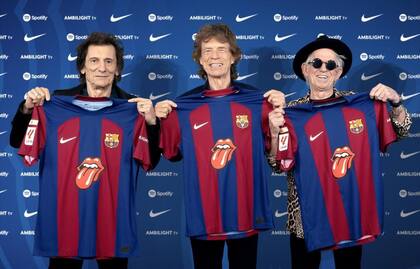 Los Rolling Stones promocionaron la camiseta con el logo de la banda que los jugadores del FC Barcelona lucirán durante el próximo partido contra el Real Madrid.