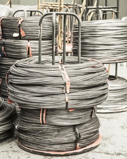 Los rollos de alambre de acero se utilizan para fabricar los resortes.