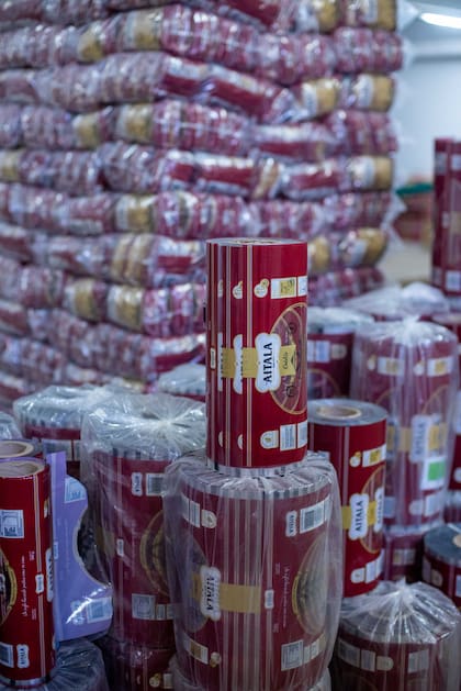 Los rollos de envoltorios de fideos en los depósitos de Aitala.