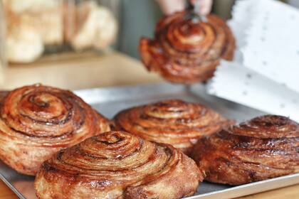 Los rolls de canela de Ninina se hacen con harina orgánica molida de forma artesanal, manteca, canela y azúcar mascabo