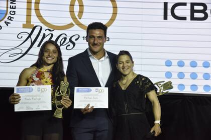 Los rugbiers Paula Pedrozo y Rodrigo Isgró recibieron el reconocimiento de la 'Peque' Paula Pareto