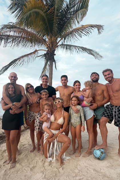 Los Ruggeri al completo disfrutaron de unos espectaculares días de playas en los que, obviamente, el "fulbito" estuvo muy presente.