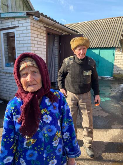 Los rusos destruyeron su casa y María se mudó a vivir junto a un pariente lejano, Dimitri, de 90 años en una humilde casa de madera que queda a diez cuadras del Monasterio. Conviven en un cuarto diminuto, sin luz, sin agua, con tan sólo una estufa a carbón.