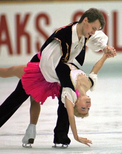 Los rusos Evgenia Shishkova y Vadim Naumov se presentan en el evento de parejas de la competencia internacional de patinaje sobre hielo Trofeo NHK en Nagoya, en el centro de Japón, el 9 de diciembre de 1995.