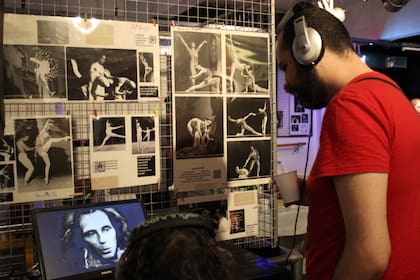 Los sábados de este mes la familia de Jorge Donn recibe al público en un homenaje al bailarín, a 30 años de su muerte; la visita a la exposición de fotos, videos, recortes periodísticos está guiada por ellos mismos