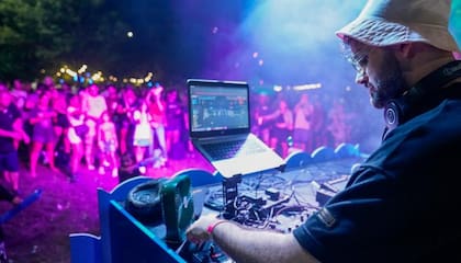 Los sábados, la propuesta apunta a un público joven con géneros como el indie, pop rock, urbano y cierre con DJ