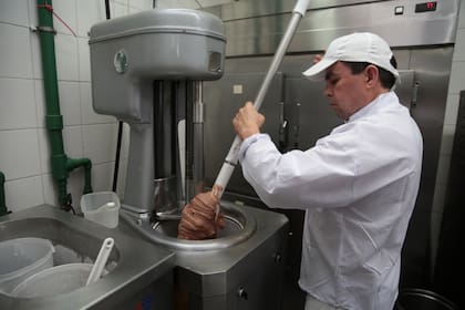 Sabores clássicos de sorvete versus sabores inovadores, laticínios ou beterraba? 33 "Los sabores que más salen son los clásicos: el dulce de leche granizado siempre está entre los primeros. También el chocolate con almendras, el sambayón y el limón, junto con la frutilla al agua", dicen en El Ciervo, tradicional heladería de Liniers, de casi 60 años