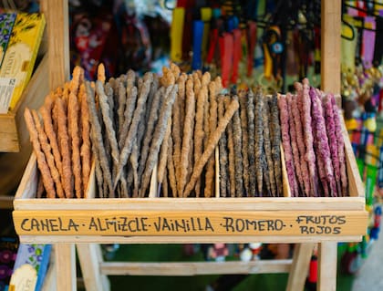 Los sahumerios y las velas aromáticas son una buena forma de incluir los ingredientes de estas dos plantas al hogar (imagen ilustrativa)