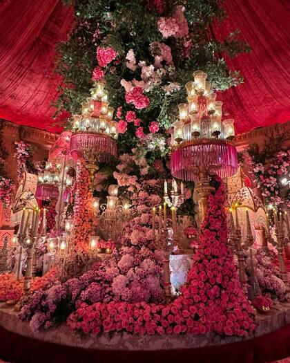 Los salones fueron ambientados con miles de flores arregladas de forma magnífica.