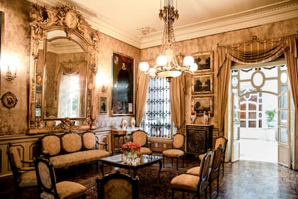 Los salones se conservan tal como lucían en sus años de uso familiar y social.