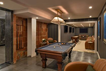 Los salones y áreas comunes combinan diseño clásico con funcionalidad, destacándose por sus muebles elegantes y acabados atemporales que reflejan la historia del edificio