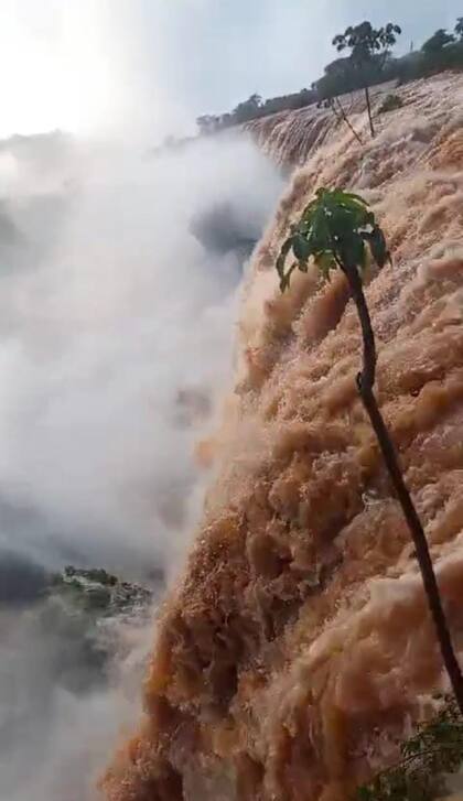 Los saltos de Iguazú, con un caudal que creció diez veces, hoy
