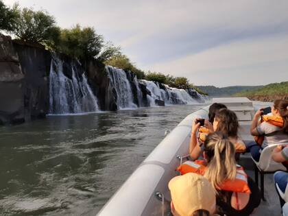 Los saltos se disfrutan mejor cuando el río tiene poco caudal de agua, en épocas de poca lluvia y de sábado a lunes cuando las represas brasileñas no generan energía