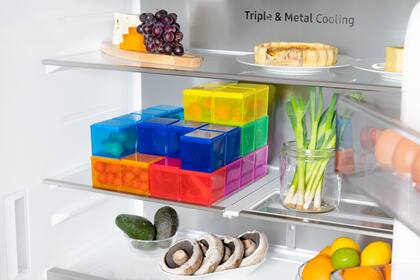 Los Samsung Stackers emulan el diseño y los colores de los famosos tetrominós con el objetivo de ayudar a reducir el desperdicio de comida y aprovechar mejor el espacio en la heladera