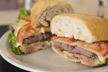 Los sándwiches de lomito tienen fama mundial y ya lo piden los turistas