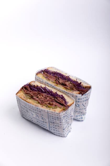 Los sándwiches sando son uno de los sellos de la casa. En este caso, de pastrami.