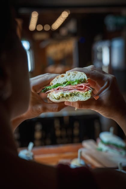 Los sandwiches son de los más elegidos por la gente que elige quedarse a comer en Cerdo Rojo