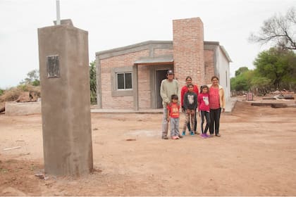 Los Santillán lograron ser beneficiarios del Plan de Erradicación de Ranchos que consiste en la construcción de una casa de material para que tiren abajo la suya