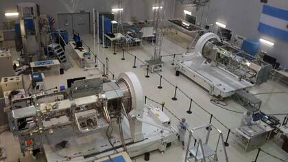 Los Saocom, en la sala limpia de Invap