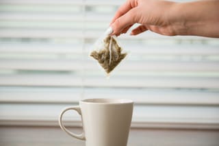 Un estudio reveló la presencia de microplásticos en los saquitos de té