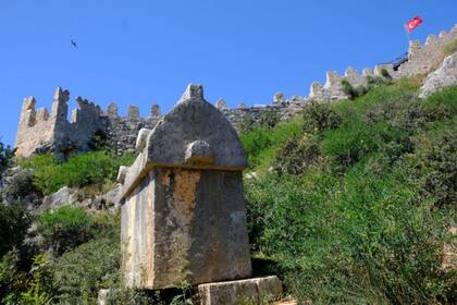 Los sarcófagos licios salpican la Vía Licia, también junto al castillo de Simena