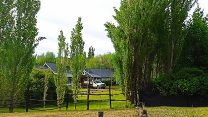 Los Sauces, Casa Patagónica: ubicado entre la calle Padre Agostini y la avenida costanera "Presidente Nestor Kirchner"