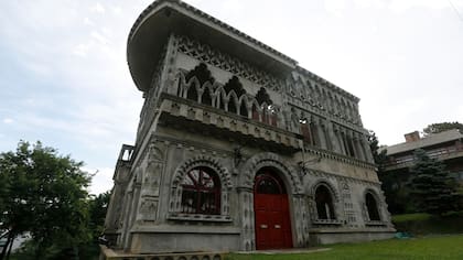 Los secretos de un castillo situado a tres cuadras de la playa en Pinamar