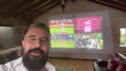 Los seguidores de Álvaro Morales pensaron que hablaría sobre los rumores, pero solo mostró el proyector que tiene en su casa (X/@AlvaritoMorales)