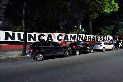 Los seguidores de Cristina Kirchner colocaron una bandera en el frente del sanatorio para darle apoyo