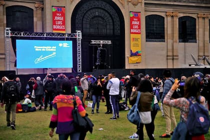 Los seguidores de Cristina Kirchner esperan su presentación en la Feria del Libro