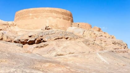 Los seguidores de la religión dejaban los cuerpos de sus muertos en "torres del silencio" como ésta, para que los pájaros consumieran los cuerpos