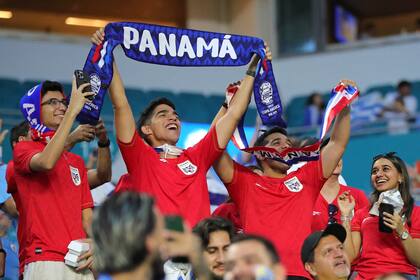 Los seguidores de Panamá asisten al partido de fútbol del grupo C del torneo Copa América Conmebol 2024 entre Uruguay y Panamá en el Hard Rock Stadium de Miami, Florida, el 23 de junio de 2024