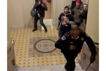 Los seguidores de Trump siguieron a Goodman escaleras arriba