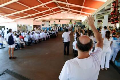 Los seguidores del curandero brasileño Joao Teixeira de Faria oran hoy en su "centro de curación", 120 km al suroeste de Brasilia