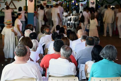Los seguidores del curandero brasileño Joao Teixeira de Faria esperan hoy su turno para ser atendidos, en su "centro de curación", 120 km al suroeste de Brasilia