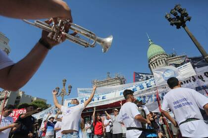 Los seguidores esperan a Alberto Fernández frente al Congreso