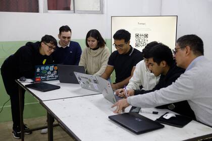 Los seis alumnos que participaron del proyecto en el aula con el profesor