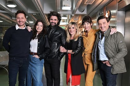 Los seis amigos y protagonistas de El primero de nosotros: Benjamín Vicuña, Mercedes Funes, Luciano Castro, Jorgelina Aruzzi, Paola Krum y Damián De Santo