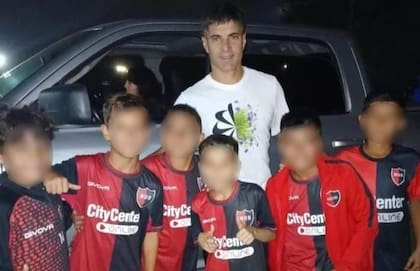 Los seis chicos de Newell's recibieron un duro castigo por sacarse una foto con el futbolista de Rosario Central Ignacio Malcorra