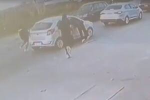 Seis delincuentes balearon a una mujer en Berisso para robarle el auto