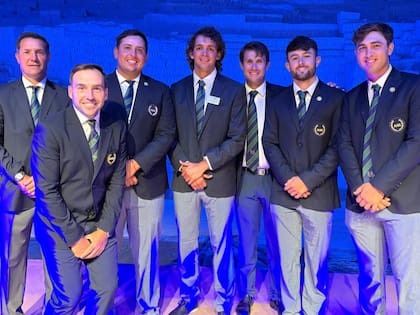 Los seis golfistas argentinos que participan en el LAAC y el entrenador Juan Ignacio Gil, en la gala de apertura en Perú.