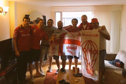 Los seis hinchas del Globo que hospeda Henry