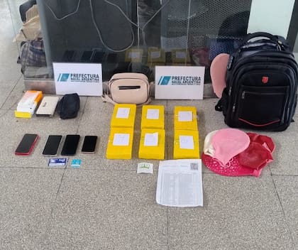 Los seis ladrillos de cocana hallados en la mochila de una pasajera del micro de larga distancia, todos con la marca del delfn