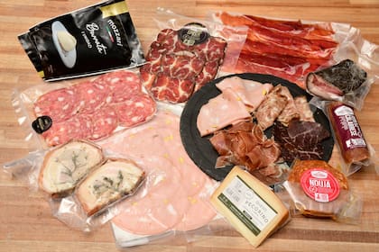 Los selectos fiambres y quesos se pueden comprar envasados para llevar