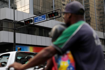 Los semáforos con la luz apagada se ven durante un apagón.