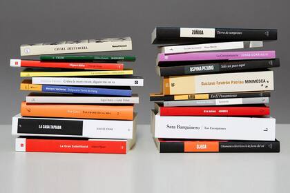 Los semifinalistas de los Premios Finestres de narrativa en catalán (izquierda) y en español (derecha)