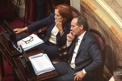 Los senadores Alejandra Vigo y Carlos Espínola mantienen diálogo con los libertarios por la ampliación de la Corte