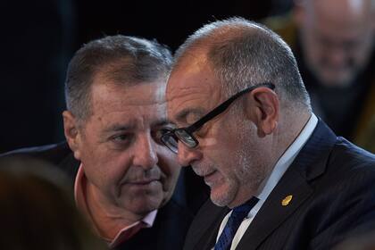 Los senadores Juez y De Angeli durante la reunión en comisión por el tratamiento del proyecto de Ley de Bases