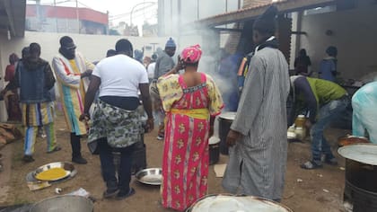 Los senegales guisan el "tiébou yap", un plato típico de su país